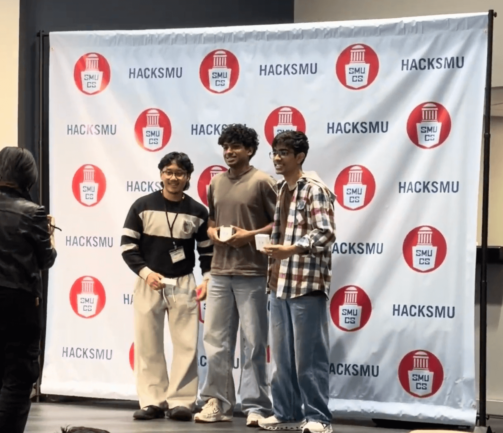 Ujjwal Gupta receiving the prize at HackSMU VII